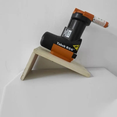 Trampa automática para ratas y ratones con base de madera, componentes negros y naranjas, vista frontal