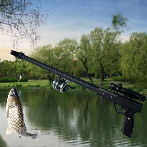 Arpón de pesca deportiva con carrete y mira láser sobre fondo de agua y árboles, con pez capturado visible.