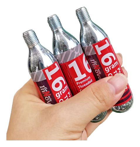 Tres cartuchos CO2 de 16g con rosca, sostenidos en una mano, etiquetado rojo visible