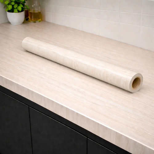 Rollo de papel autoadhesivo madera texturado color madera clara sobre encimera