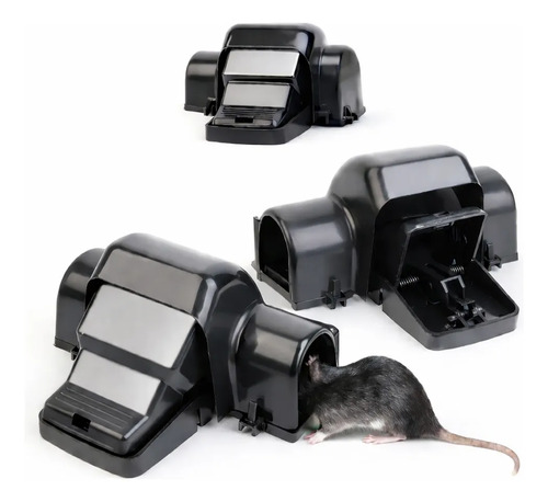 Tres trampas para ratas de plástico negro con doble entrada, una con roedor capturado