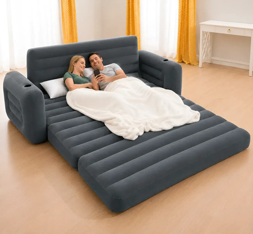 Sillón cama inflable queen gris expandido con dos personas acostadas sobre él en posición de descanso