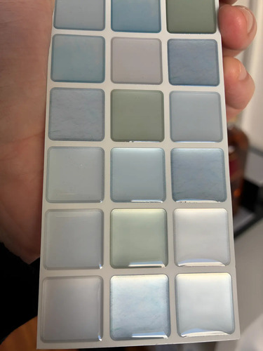 Paleta de 18 muestras de guardas autoadhesivas 3D mosaico en tonos celestes, grises y blancos