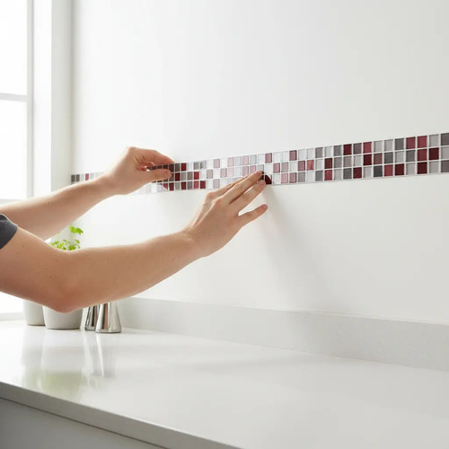 Manos colocando guarda autoadhesiva de mosaico 3D con azulejos de colores en pared blanca
