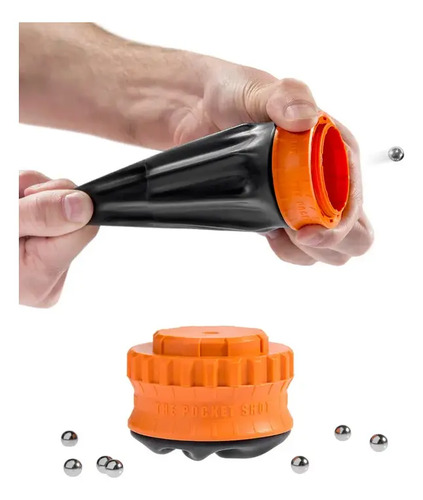 Resortera de bolsillo con cuerpo negro y bolsa naranja, desmontada mostrando piezas y municiones de acero.