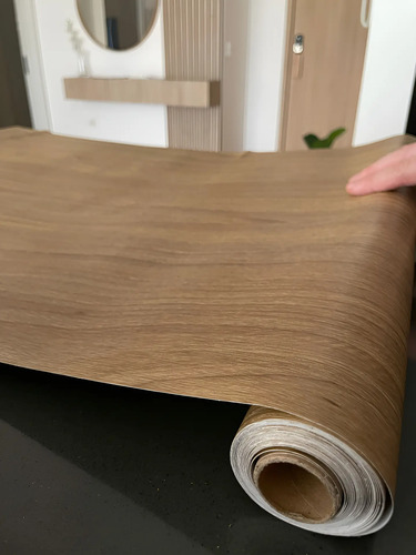 Rollo de papel adhesivo madera texturizado color marrón, parcialmente desenrollado