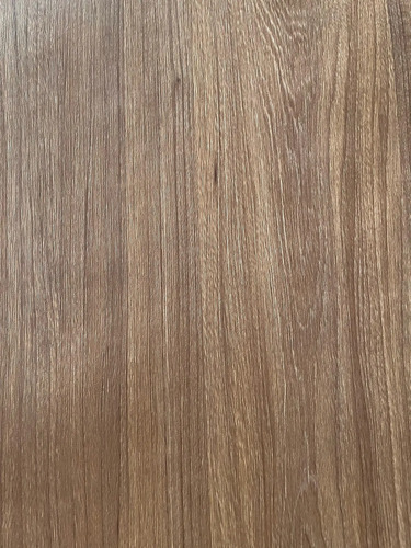 Detalle de textura de papel adhesivo madera marrón con veteado longitudinal