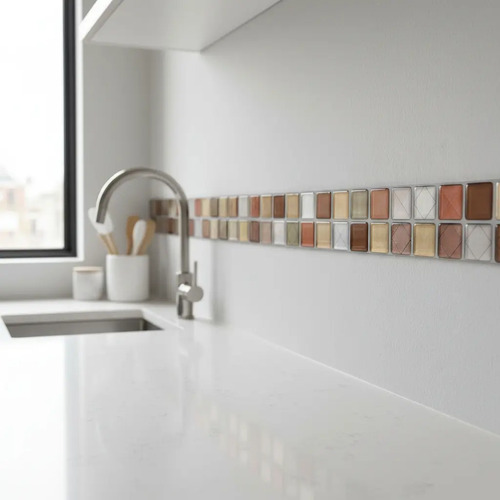 Guarda autoadhesiva 3D de mosaico en pared de baño con muestras de colores en tonos marrón claro y beige