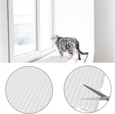 Alfombrilla repelente para gatos instalada en la ventana para evitar que las mascotas suban a esa área.