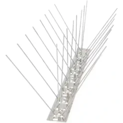 Pinchos espanta palomas y pájaros de acero inoxidable instalados en fila, con dos palomas volando cerca.