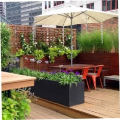 Varillas espanta gorriones y pájaros colgadas en una terraza al aire libre. Ideal para evitar aves en patios y jardines.